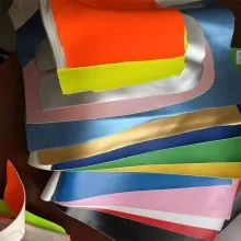 Vlastní povrchový materiál boxerských rukavic, máme na výběr různé prémiové materiály, jako je PU, mikrovlákno, hovězí kůže a tak dále.