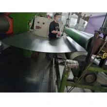 Kompozitní proces, PU povrch a pryžová podrážka jsou smíchány dohromady prostřednictvím integrované linky na zpracování směsi.