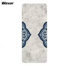 Tuto semišovou+gumovou podložku na jógu s potištěnými prvky přizpůsobuje náš zákazník a je odolná proti potu.