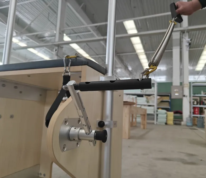 Dřevěný pilatesový stroj na židle