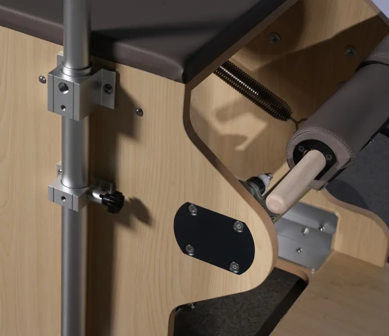 Dřevěný pilatesový stroj na židle