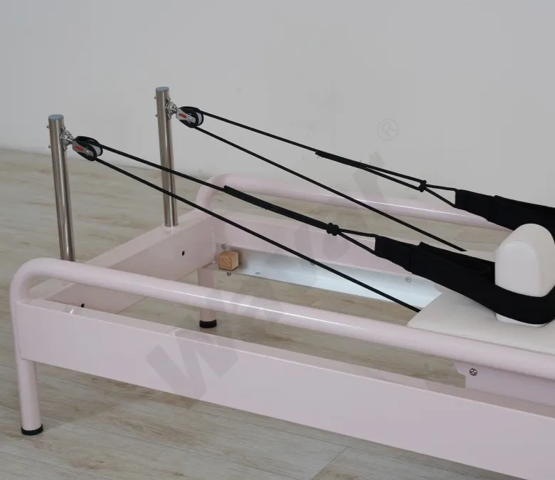Nová růžová ocel Pilates Reformer s vestavěnou nožní tyčí