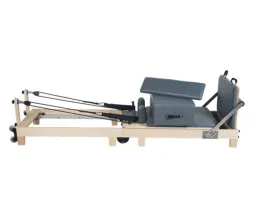 Skl&aacute;dac&iacute; stroj na cvičen&iacute; Pilates s dřevěn&yacute;mi nohami